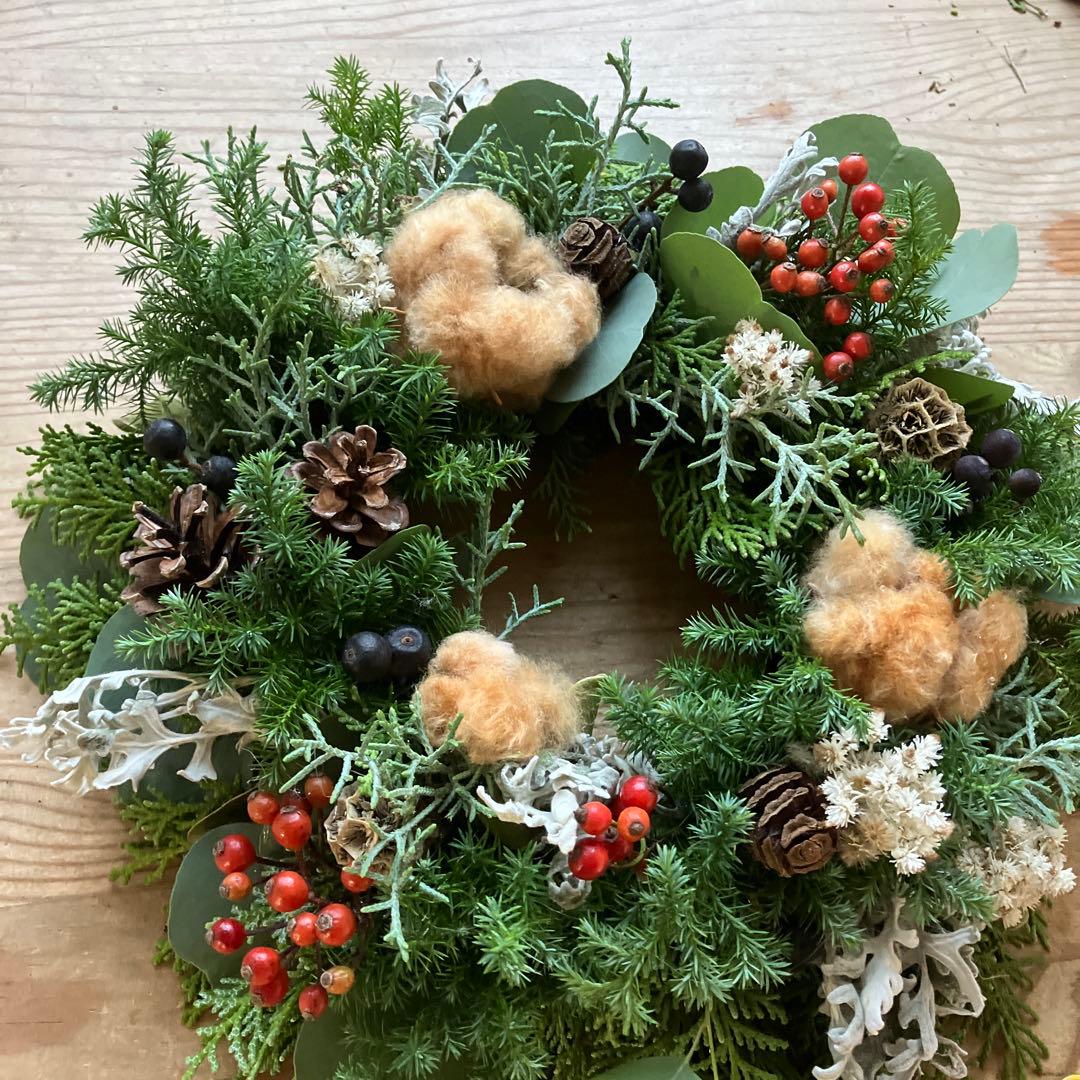 ブラウンコットンのクリスマスリース　野バラの実　フレッシュ針葉樹　シャリンバイ