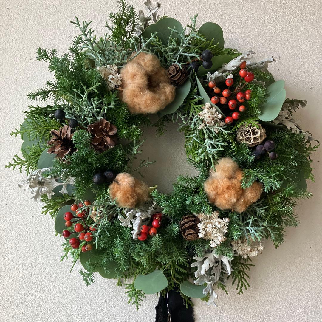 ブラウンコットンのクリスマスリース　野バラの実　フレッシュ針葉樹　シャリンバイ