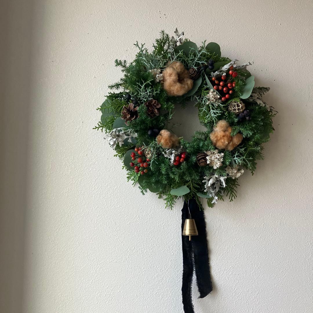 ブラウンコットンのクリスマスリース　野バラの実　フレッシュ針葉樹　シャリンバイ