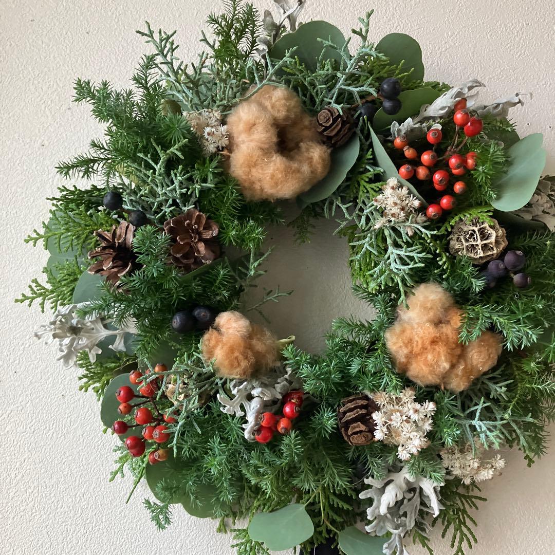 ブラウンコットンのクリスマスリース　野バラの実　フレッシュ針葉樹　シャリンバイ