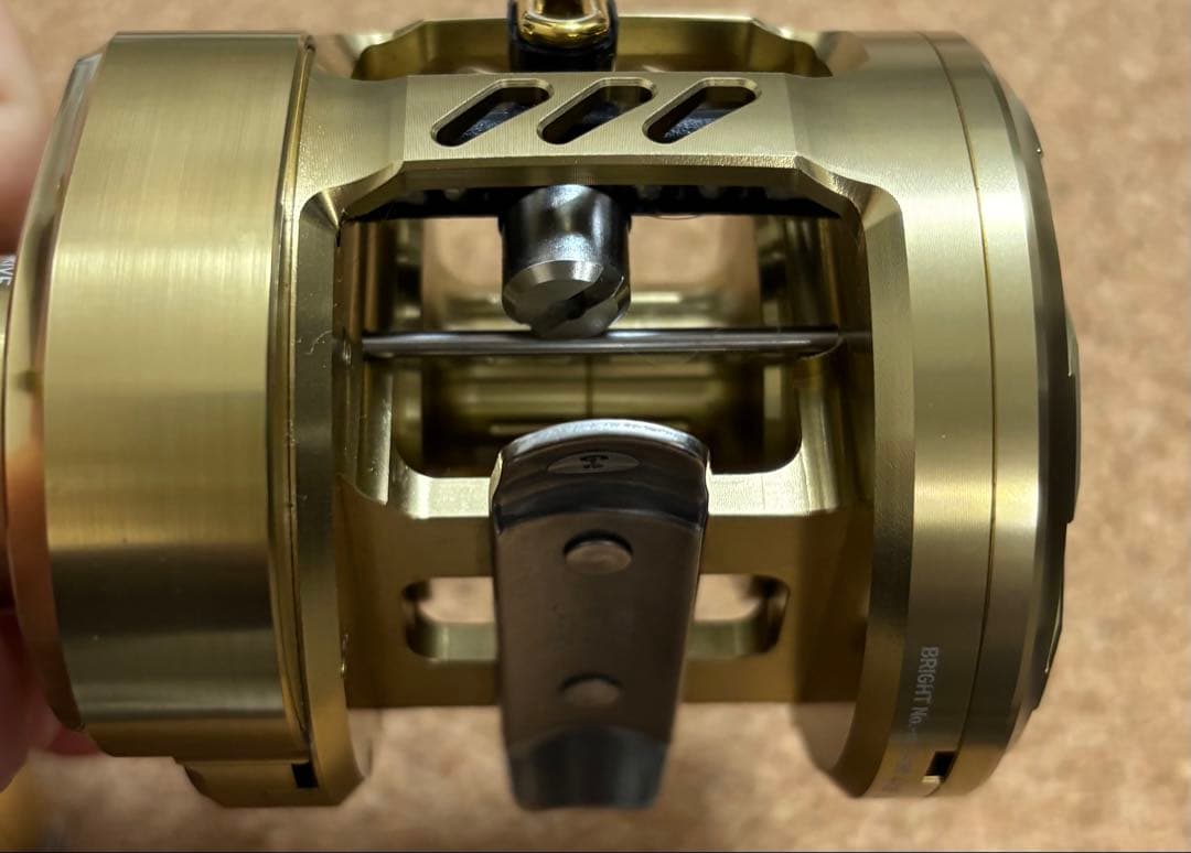 （美品）【DAIWA】21BASARA 200（右巻き）