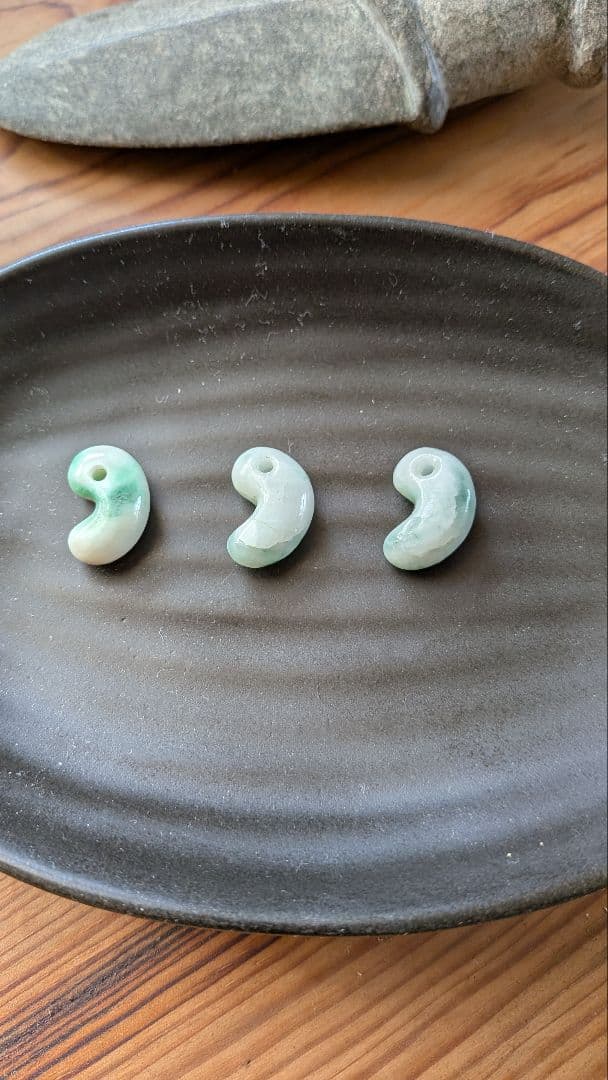 糸魚川翡翠ミニ勾玉♦ガラス質