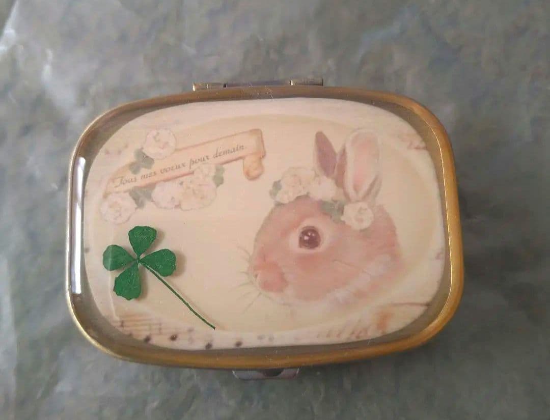 しらとあきこ　うさぎ　ピルケース　小物入れ　レア