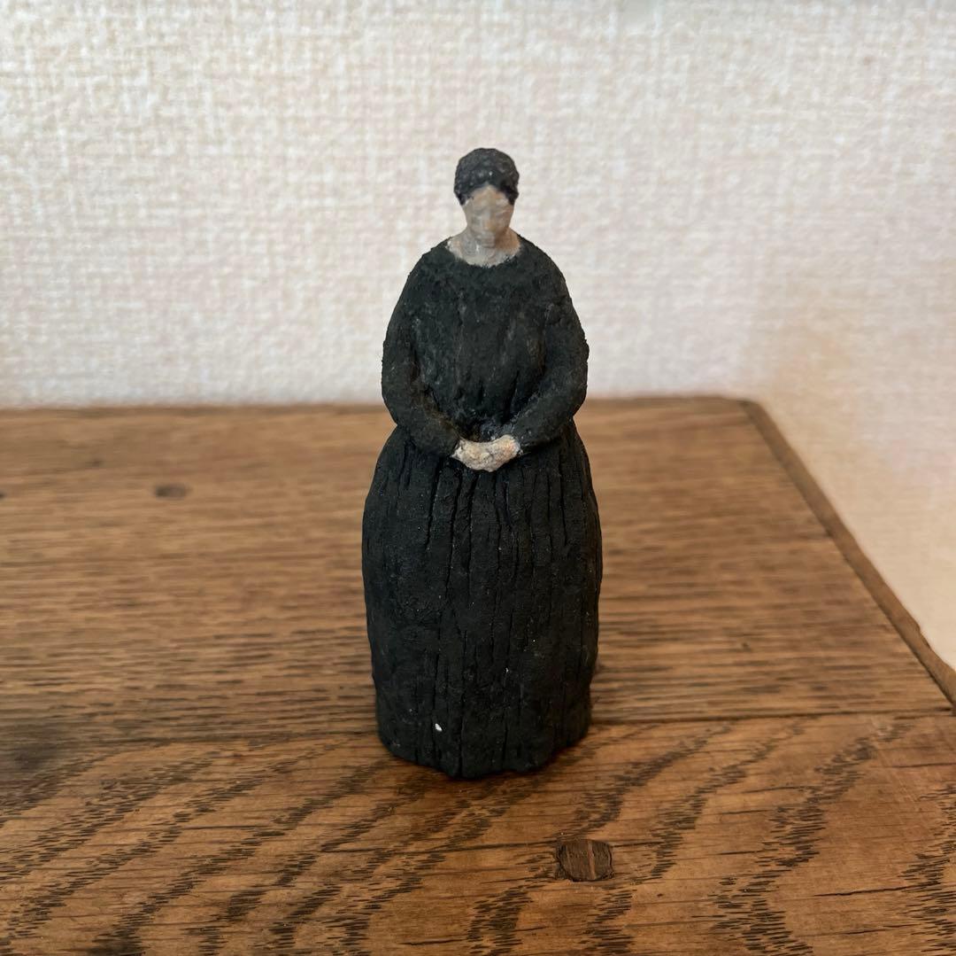 八窪章吾　緑の衣服の女性　オブジェ