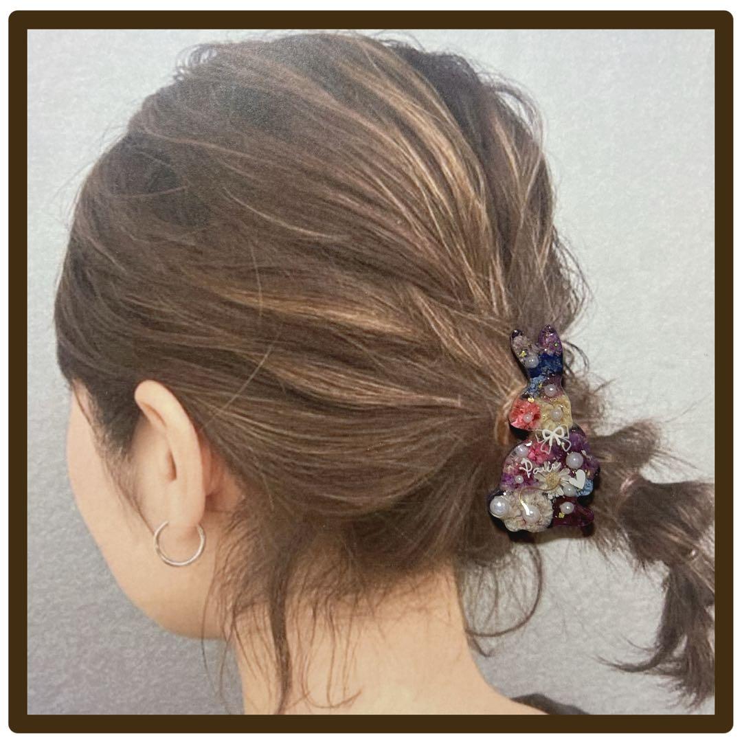 No 913 ❣️ 可愛い振り向きうさぎレジンヘアゴム ❣️ ♪(๑ᴖ◡ᴖ๑)♪
