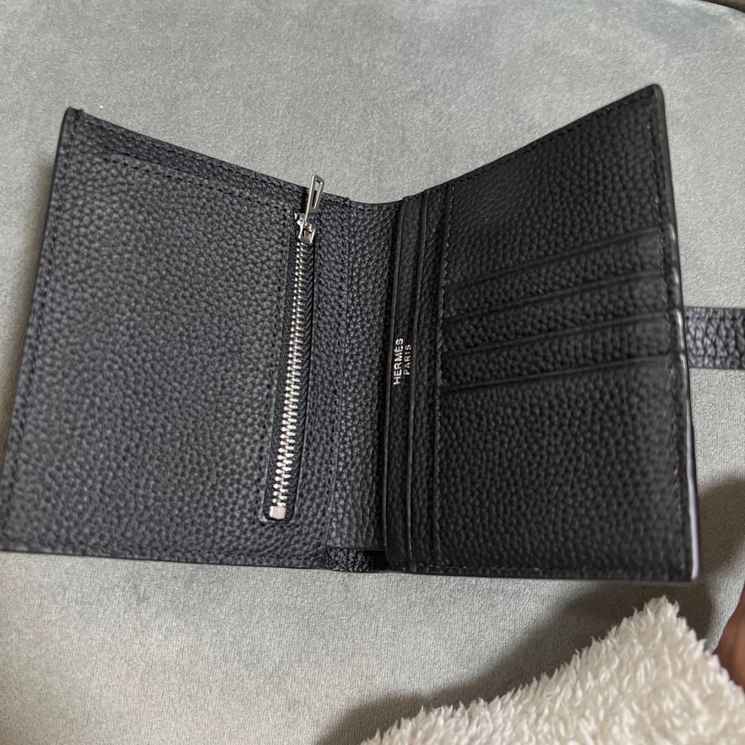 黒のレザー二つ折り財布