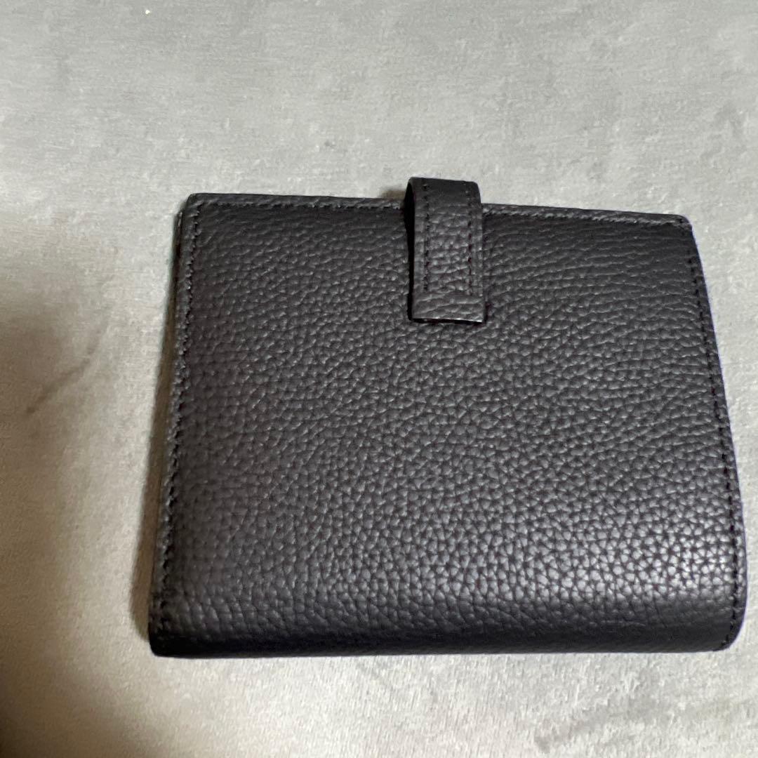 黒のレザー二つ折り財布