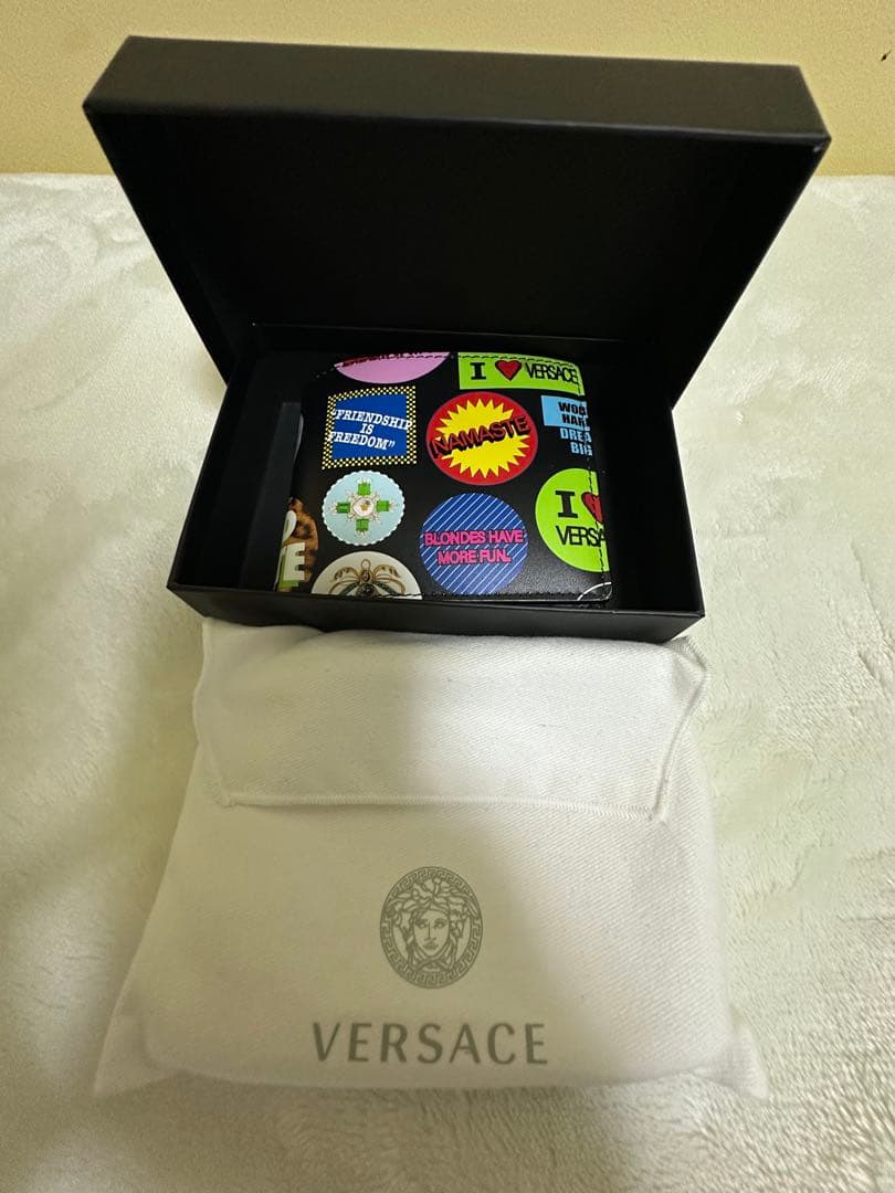 す*ん様 VERSACE ステッカー柄 二つ折り財布