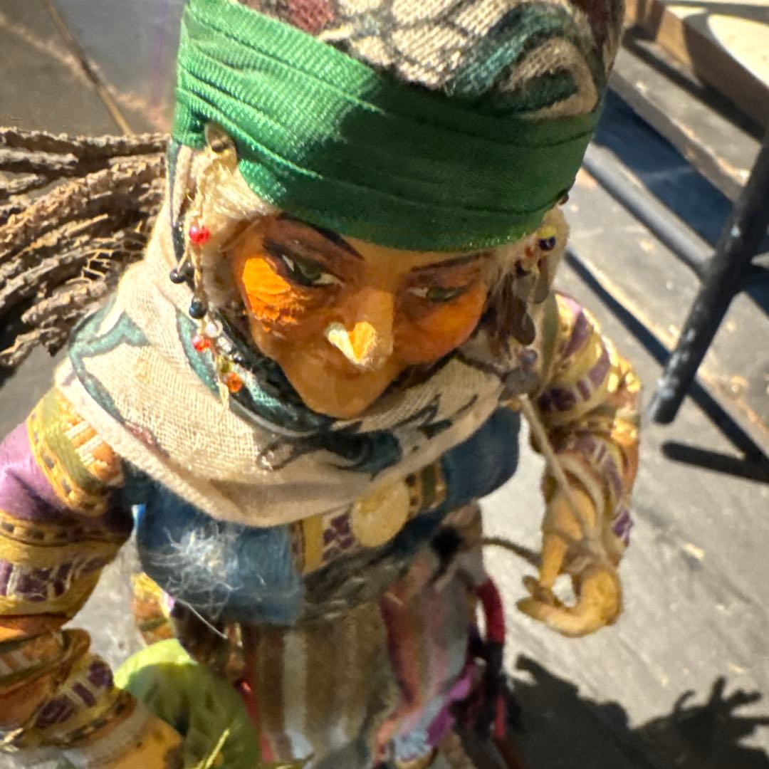 トルコアンティーク人形 薪拾い女性