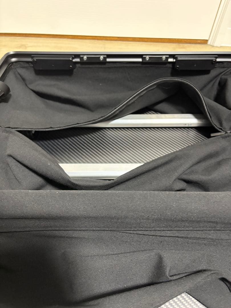 リアルドライカーボン製キャリーケース40L 高さ53cm横35cm奥行21cm