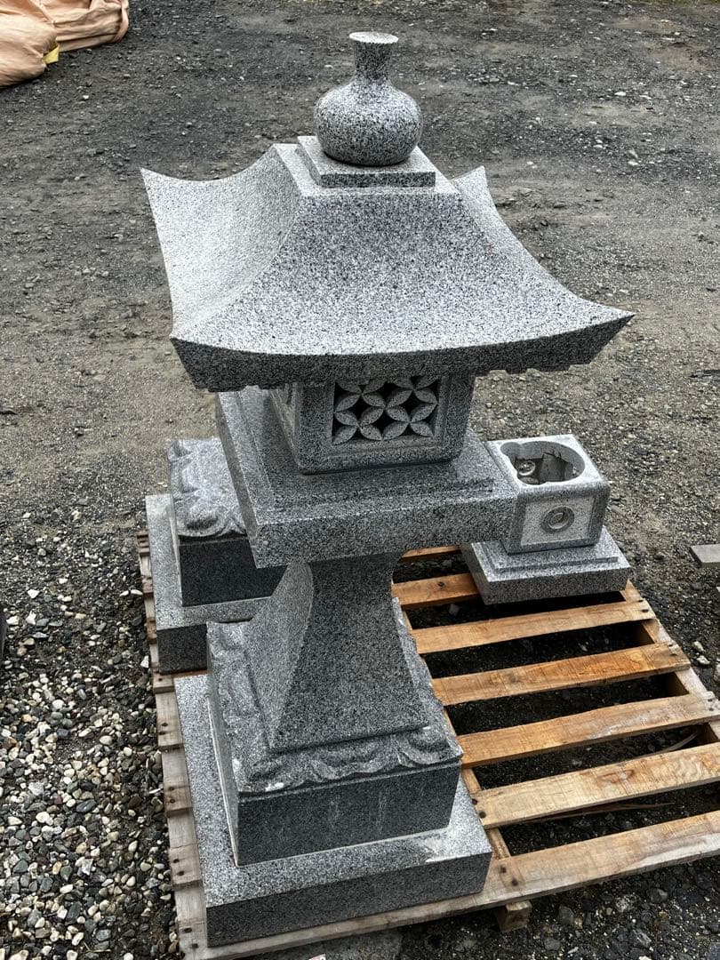 【角形石灯籠 一対 高さ122cm）引き取り限定／分解済・バラ積み可 発送元茨城