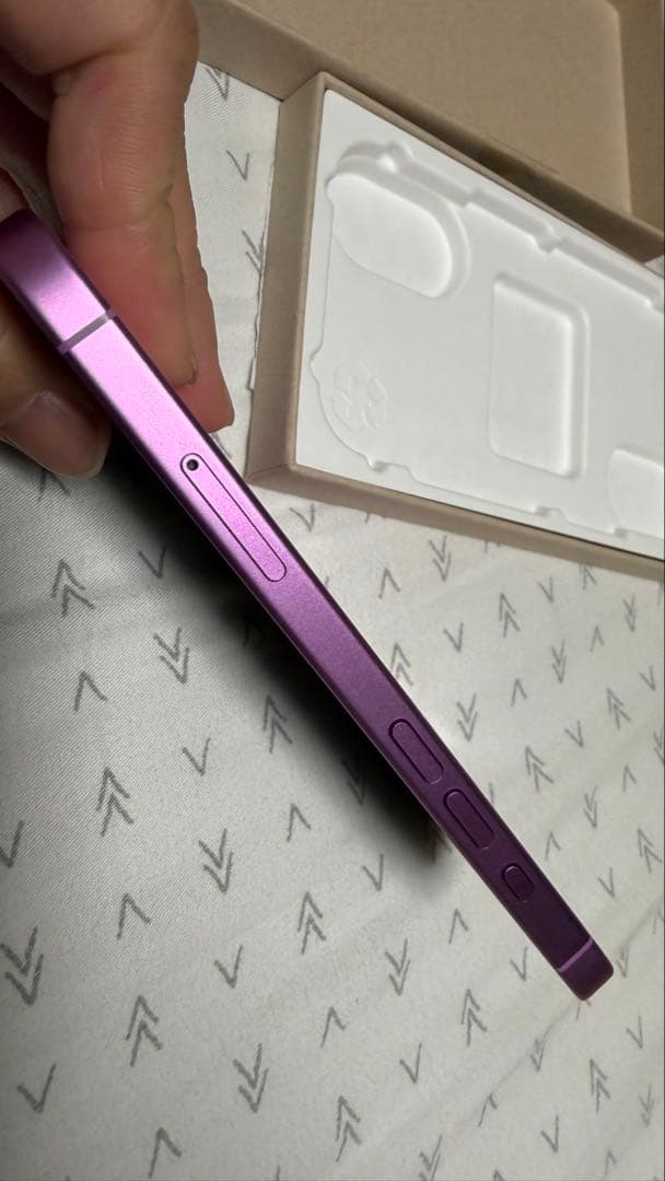 Apple iPhone 16 本体　128GB SIMフリー　充電3回のみ