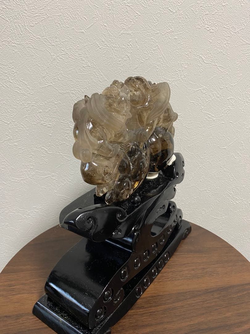 水晶 スモーキークオーツ 貔貅彫刻置物 黒色台座付き