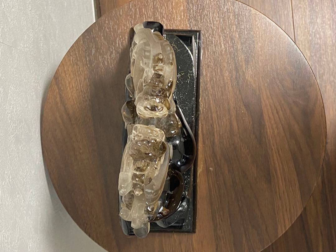 水晶 スモーキークオーツ 貔貅彫刻置物 黒色台座付き