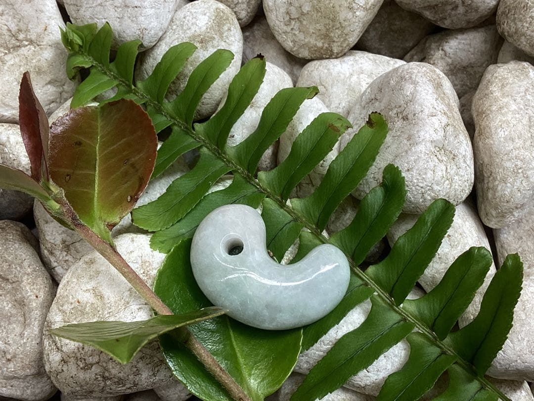 ✳摩訶不思議**吉祥開運　糸魚川翡翠小滝産*勾玉　守護石にお持ちください　鑑別書