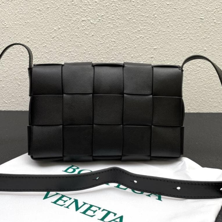 Cassette Small ブラックレザー バッグ