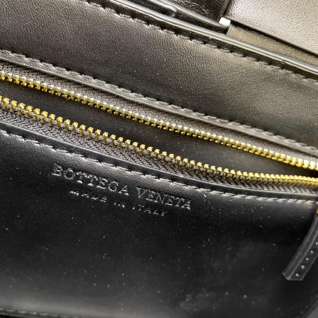 Cassette Small ブラックレザー バッグ