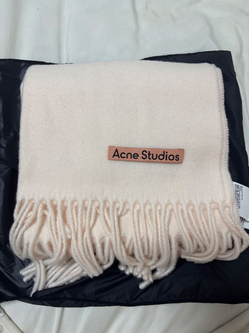 る*る様 acne studioマフラー　新品