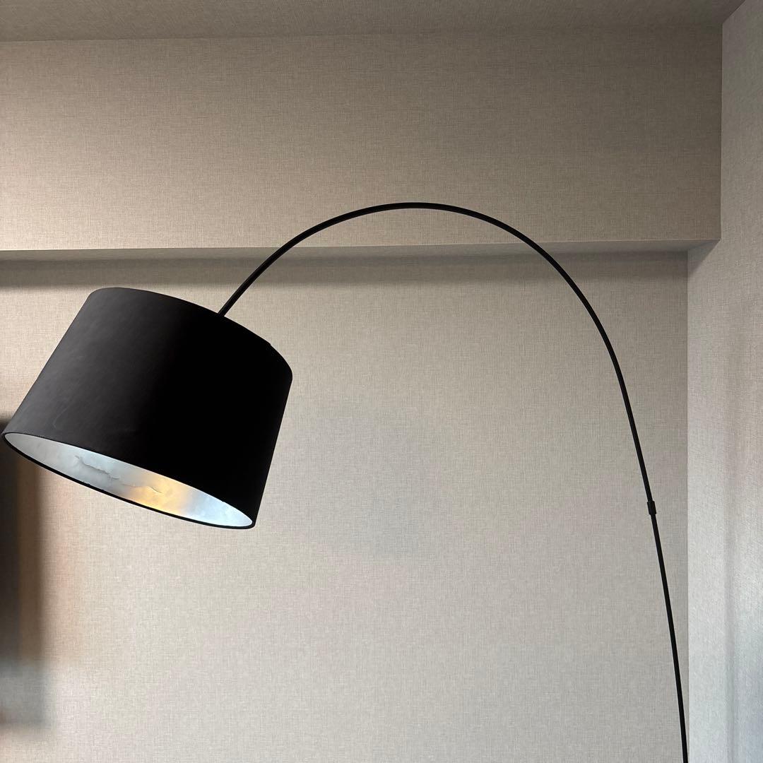 ボーコンセプト黒いアーチ型フロアスタンド