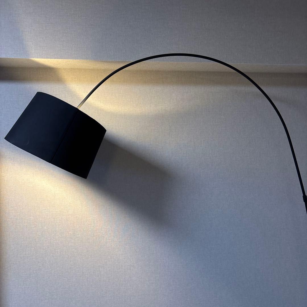 ボーコンセプト黒いアーチ型フロアスタンド