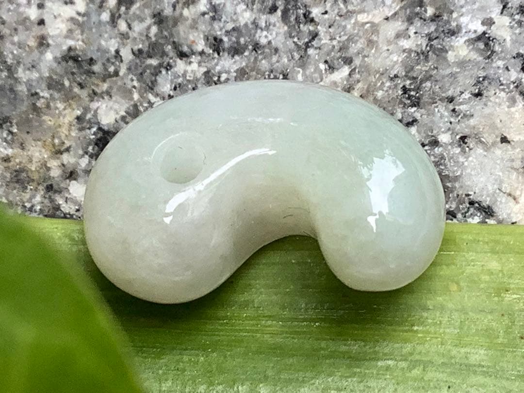 ✳極上材料使用‼️ 氷*糸魚川翡翠勾玉　神様と通じる縁起物お守り　鑑別書取得極上品