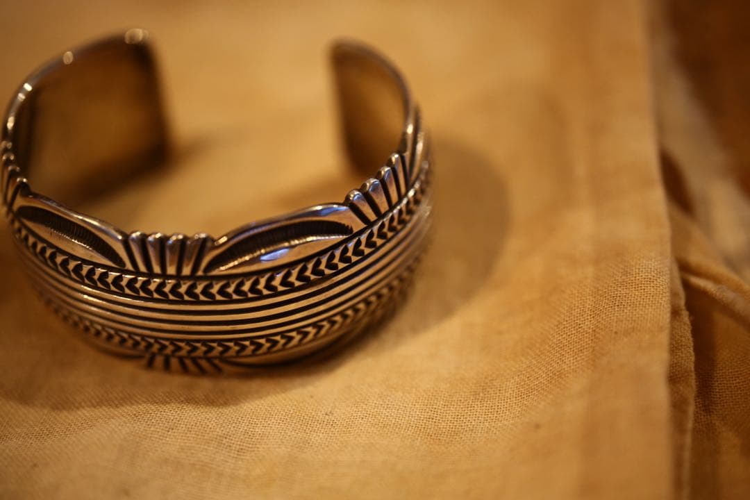 ナバホ Navajo CARSON.B作 シルバー バングル