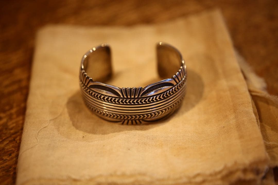 ナバホ Navajo CARSON.B作 シルバー バングル