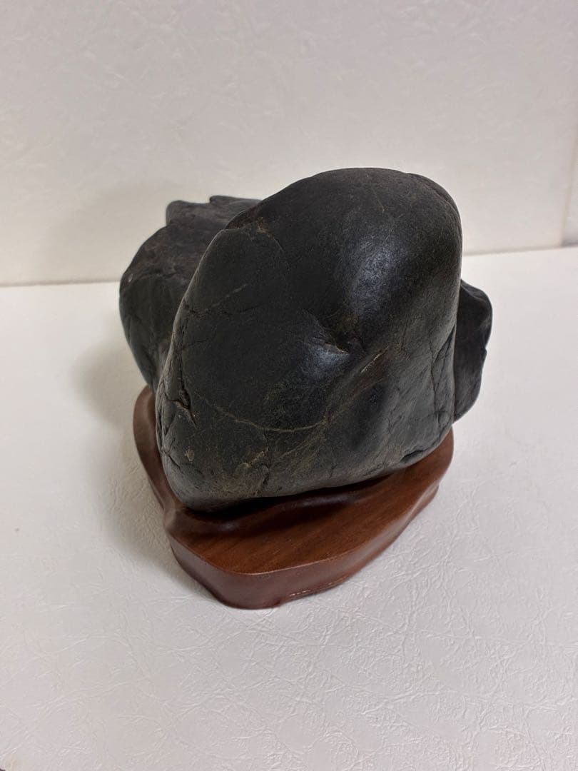 北海道神居古潭石サ⑦ 木製（ウォールナット）台座付き