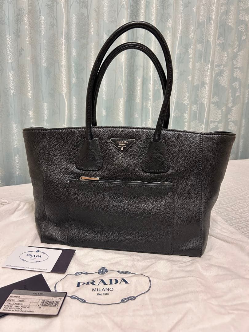 ほぼ新品 PRADA レザーバック黒 ストラップ付き
