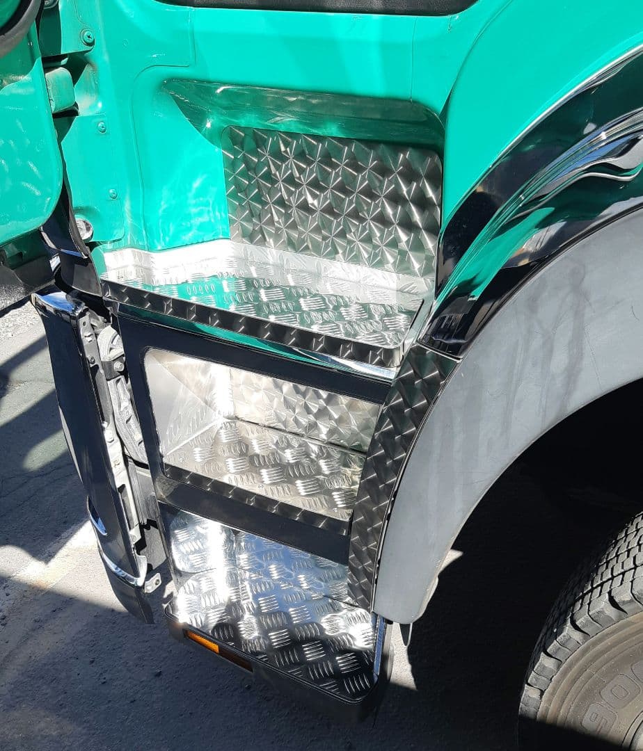 コ*ア様 17スーパーグレート　サイドステップアルミ縞板×鱗ステンボルトナット付