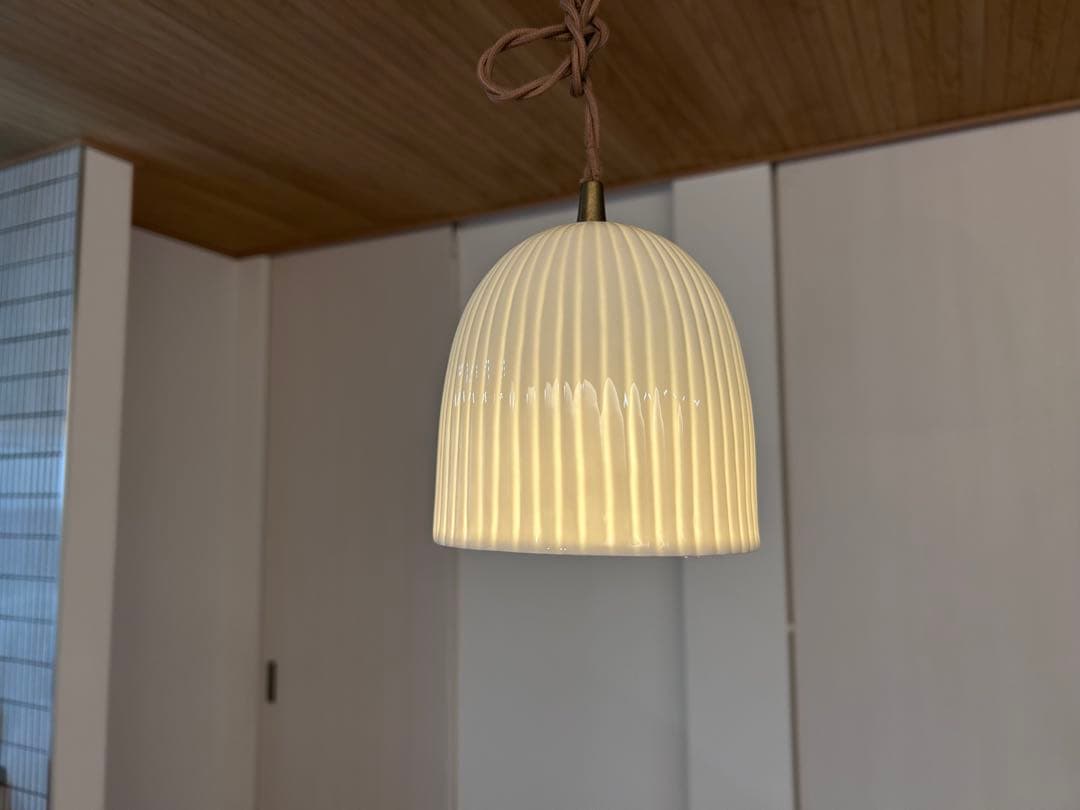 イギリス　アンティーク　ペンダントライト　ホワイト　艶あり