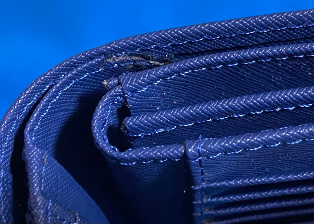 【美品・数回使用】 PRADA プラダ ネイビー 二つ折り財布