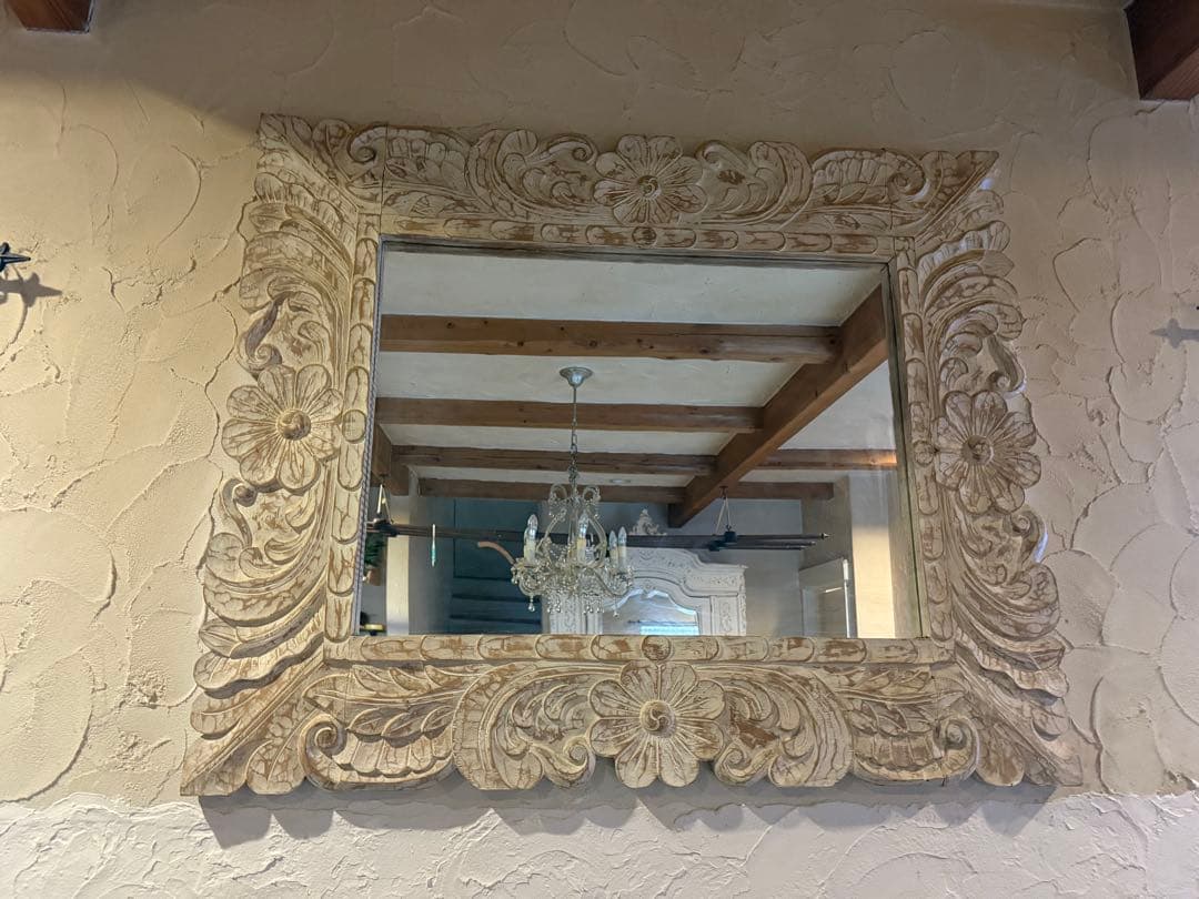 シャビーなホワイトペイントの木彫りの大きな壁掛けミラー