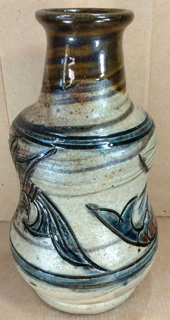 【本物保証】金城次郎 壷屋焼嘉瓶 共箱 栞 人間国宝 笑魚海老紋嘉瓶は激烈希少品