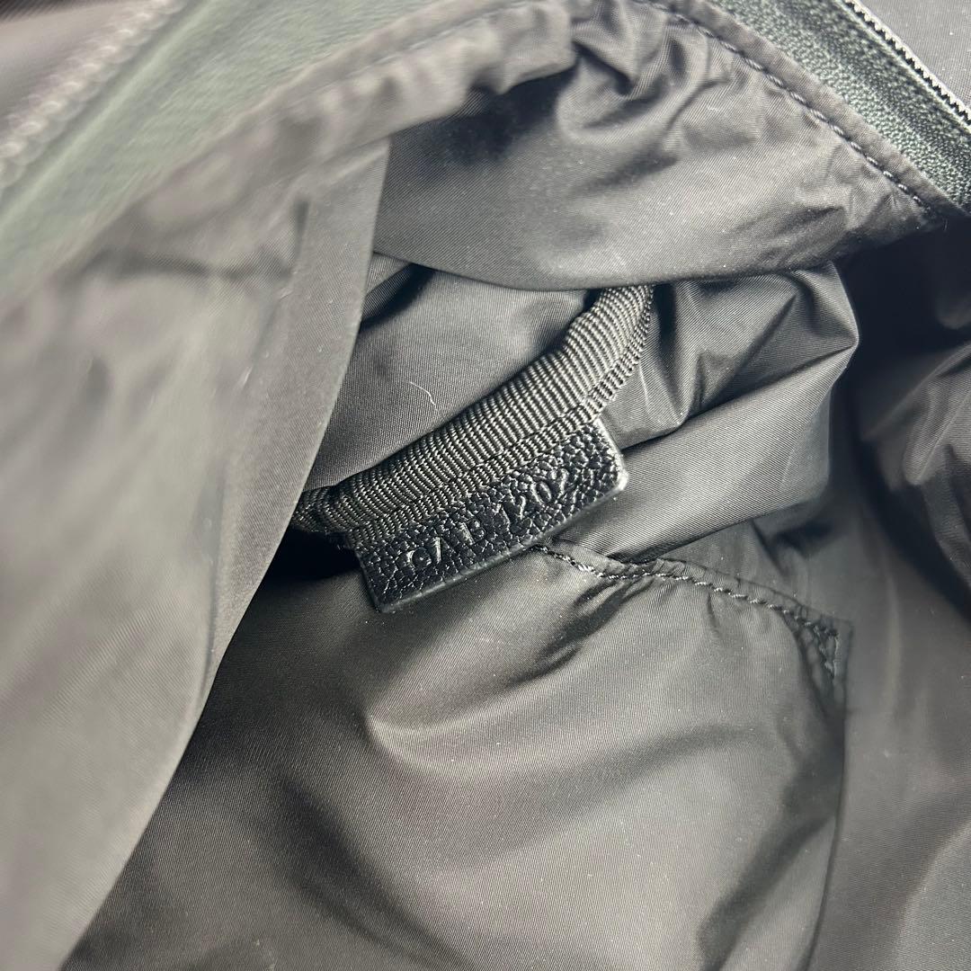 【美品】ジバンシー　エッセンシャル　ウエストポーチ　ボディバッグ　4Gpロゴ　黒