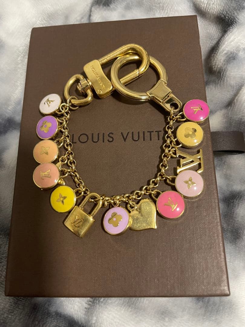 LOUIS VUITTON ロゴチャームキーホルダー