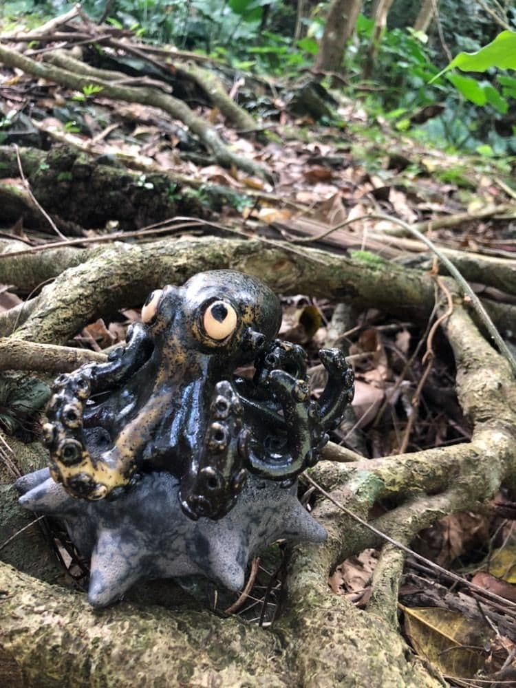 ウニに乗ったタコオブジェ。