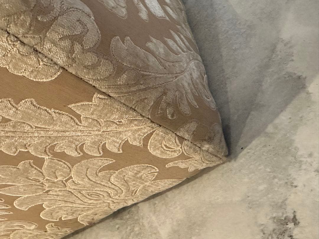 ダマスク柄 上品ピンクベージュロングカウチ