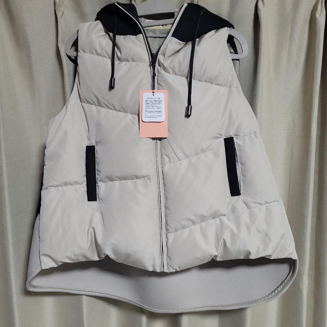 CLOCE. フード付きダウンベスト ベージュ・黒