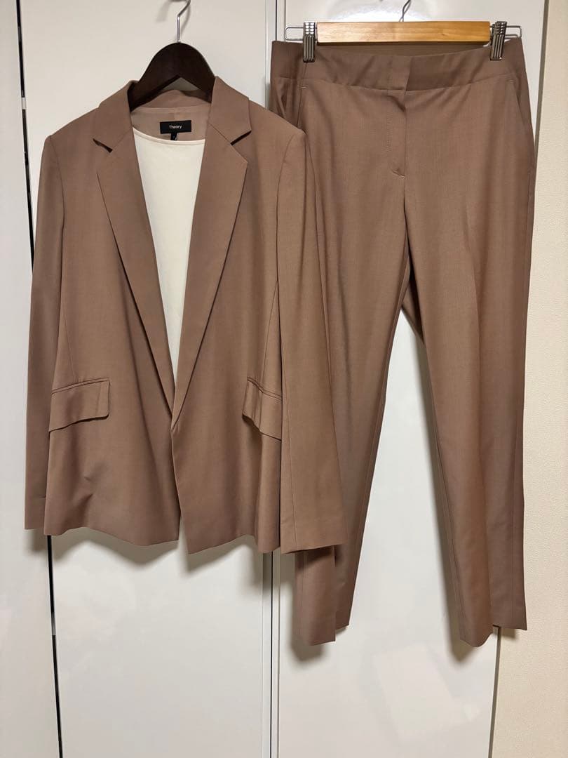 Theoryのピンクベージュスーツセットアップ