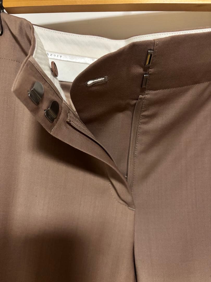 Theoryのピンクベージュスーツセットアップ