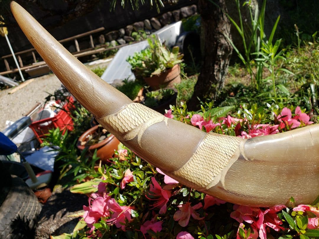 水牛の角　龍の彫り　置物　台付き　昭和レトロ　アンティーク