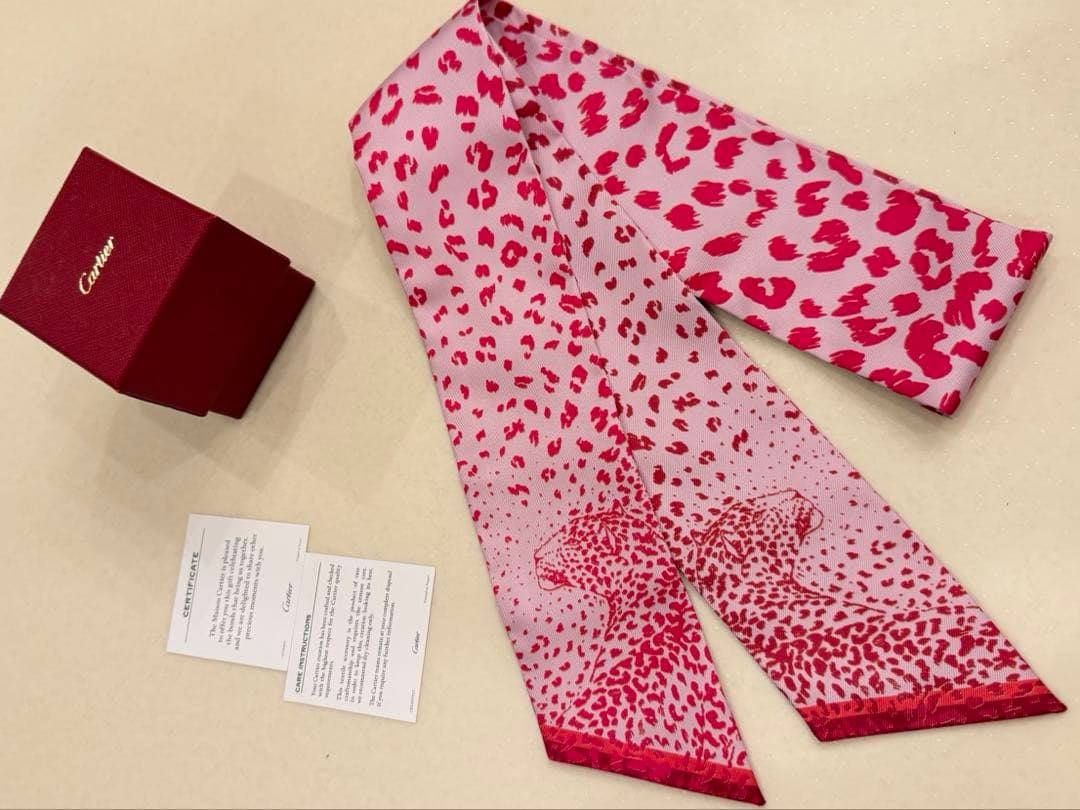 Cartierカルティエ　シルクスカーフ　パンテール柄　ピンク