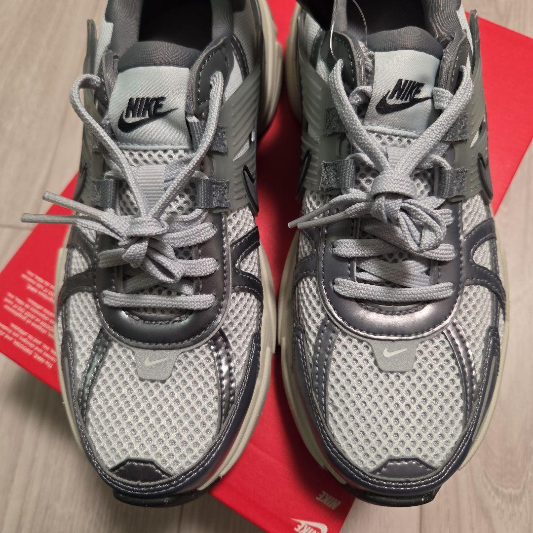 匿名発送　Nike 大人気カラー　WMNS V2K RUN　ウィメンズV2Kラン