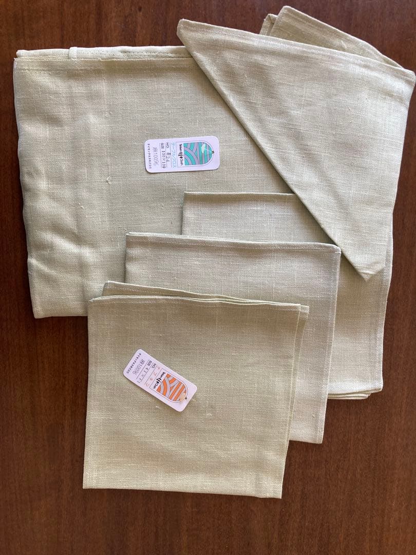 帝国繊維製　リネンテーブルクロスとナプキン4枚のセット