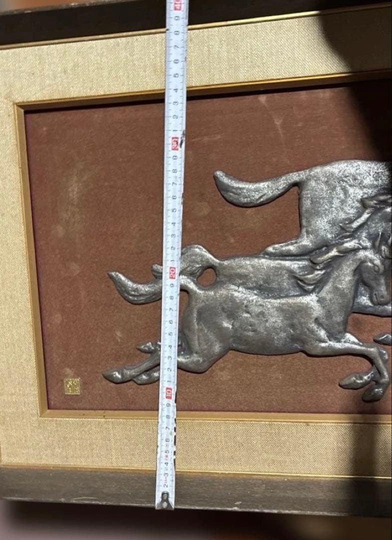 駆け走る三頭の馬　立体額