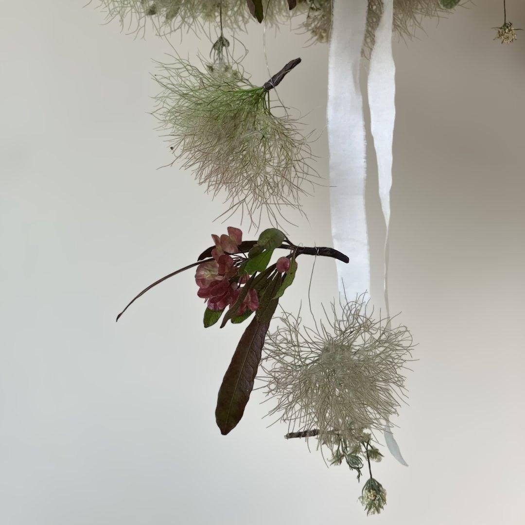 スモークツリー とドドナエアのシックなフライングリース　貝細工　スターチス