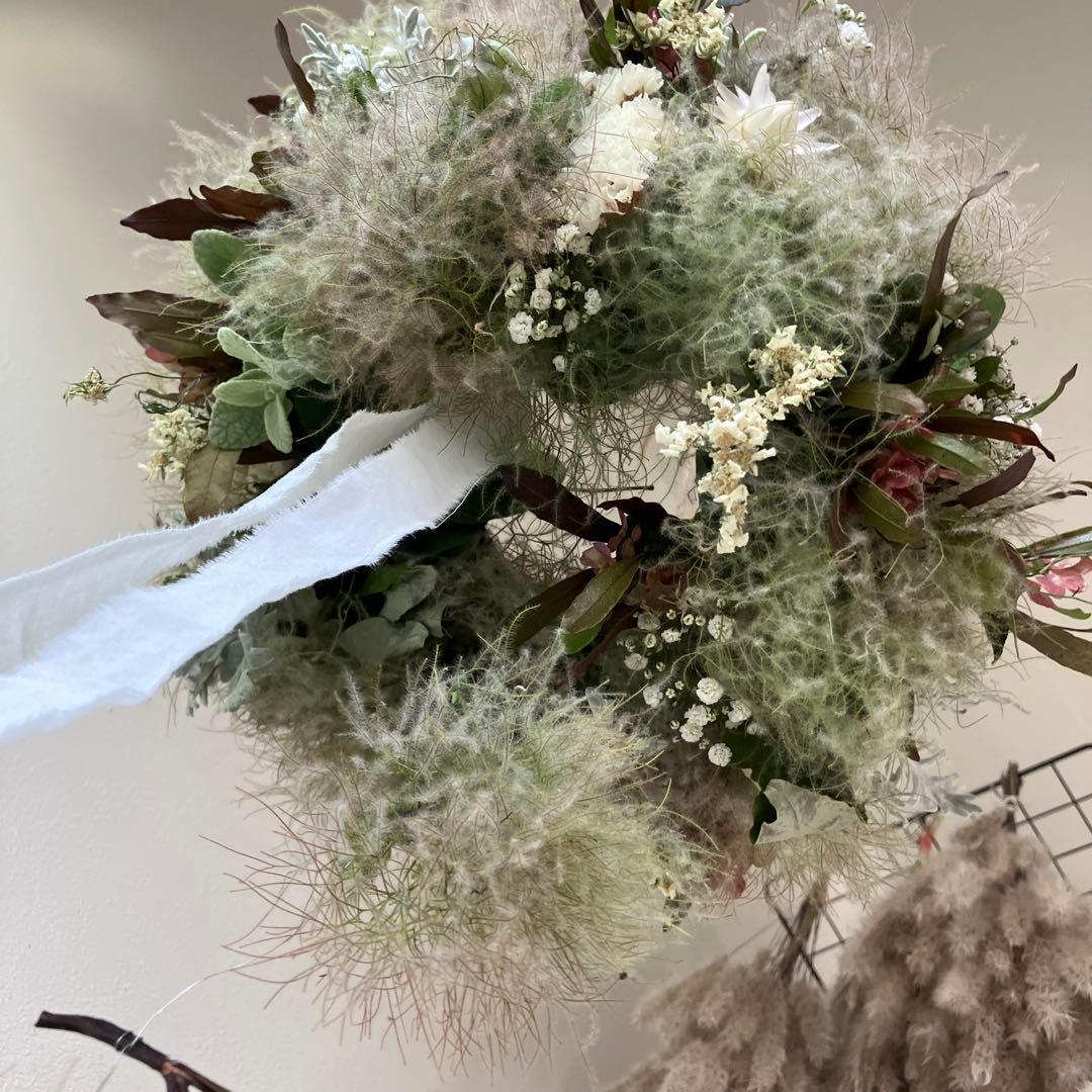 スモークツリー とドドナエアのシックなフライングリース　貝細工　スターチス