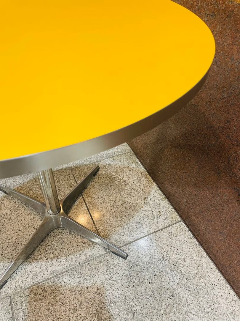 イエロー ラウンドテーブル　円形テーブル ステンレス脚