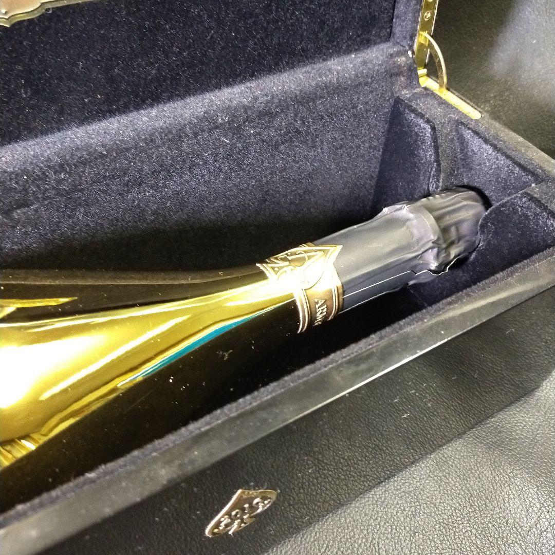 アルマン・ド・ブリニャック同ブランドを象徴する「ブリュット・ゴールド